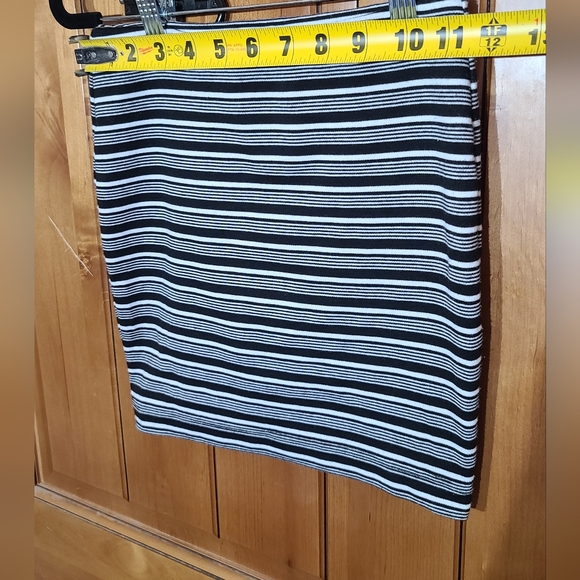 Guess skirt no size tag see measurements  I think it's a small - Picture 2 of 5